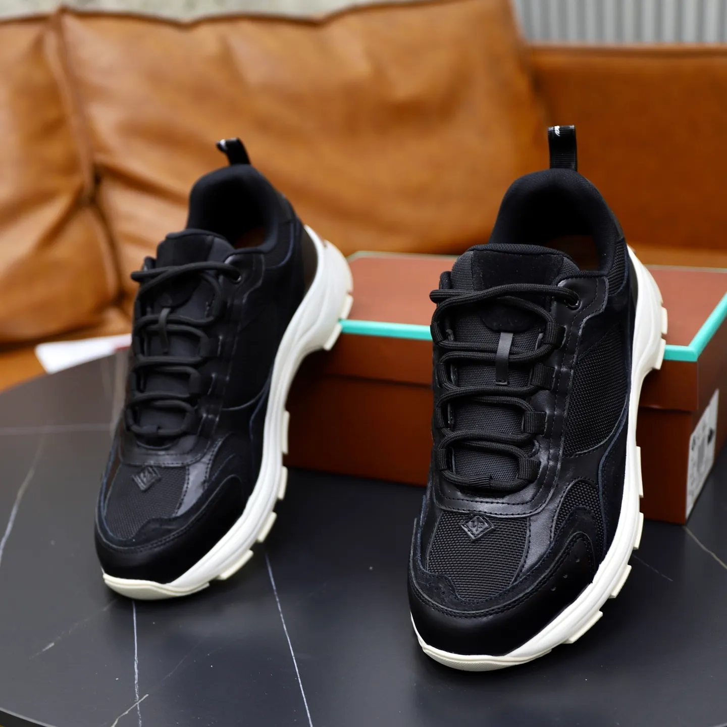 Factory price: 💰520Loropiana LP men's shoes ♞size; 38-44 "45.46 customization" cowhide stitching. It is really easy to wear, lazy, loose, casual, perfect comfort. There are many color choices, and they all look good with clothes. Is it true that Loropiana can bring social value? “Loropiana is the best thing money can buy”